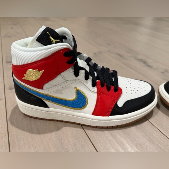 NWT: brand new in box Nike Jordan 1 Mid Let (Her) Man in Sail, Chili Red & Black - Picture 15 of 15